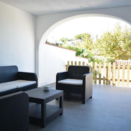 Lovely Bungalow For Four Close To Beach And City In Torrevieja Exteriör bild