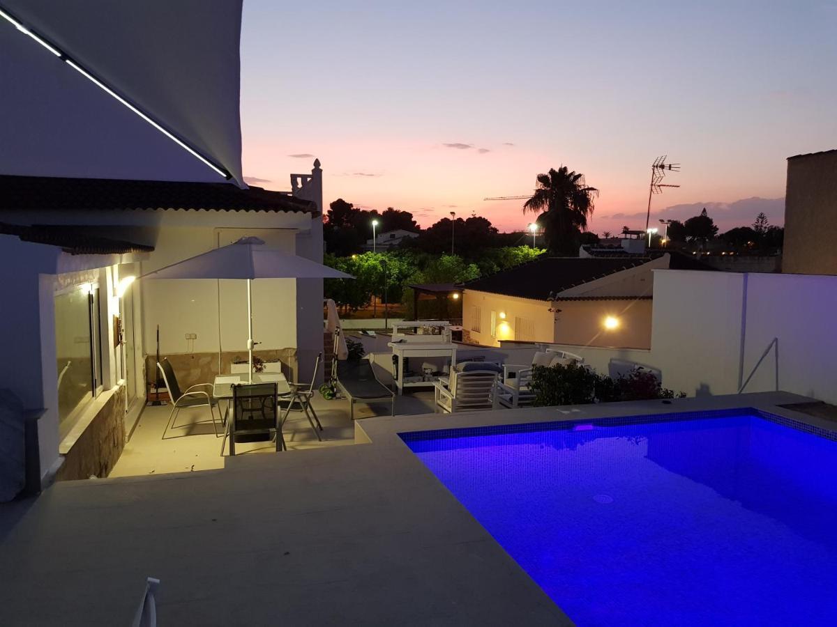 Lovely Bungalow For Four Close To Beach And City In Torrevieja Exteriör bild