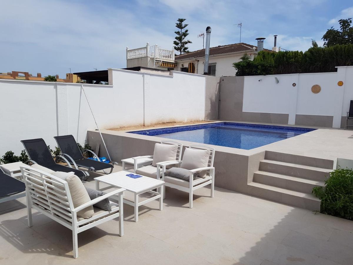 Lovely Bungalow For Four Close To Beach And City In Torrevieja Exteriör bild