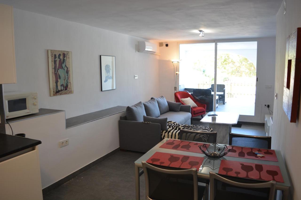 Lovely Bungalow For Four Close To Beach And City In Torrevieja Exteriör bild