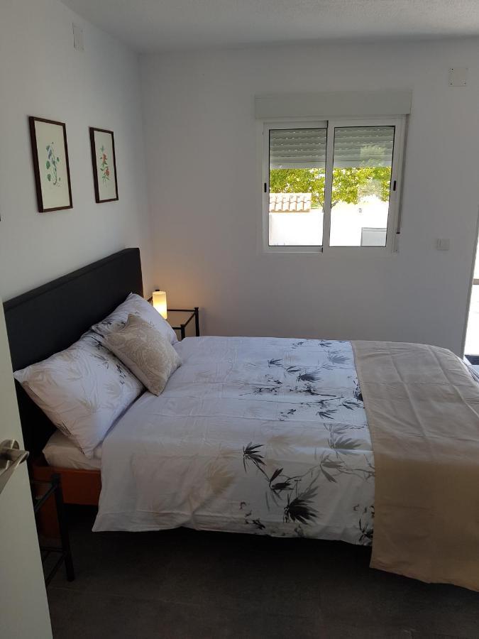 Lovely Bungalow For Four Close To Beach And City In Torrevieja Exteriör bild