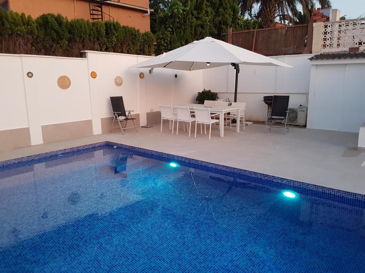 Lovely Bungalow For Four Close To Beach And City In Torrevieja Exteriör bild