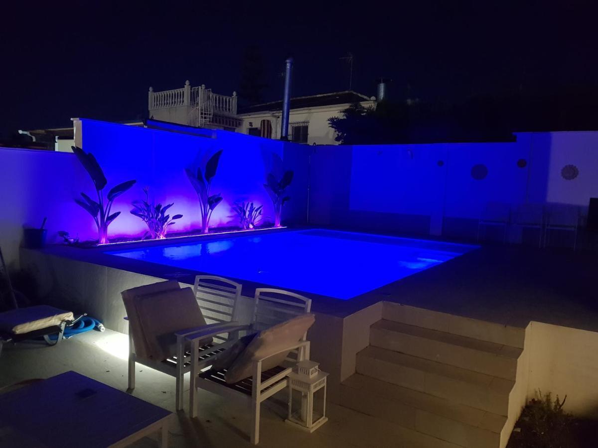 Lovely Bungalow For Four Close To Beach And City In Torrevieja Exteriör bild