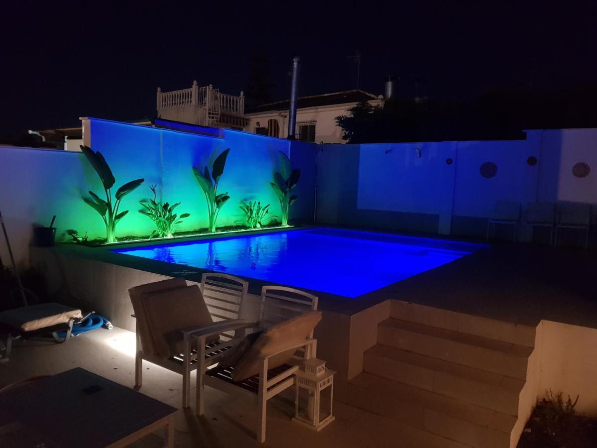 Lovely Bungalow For Four Close To Beach And City In Torrevieja Exteriör bild
